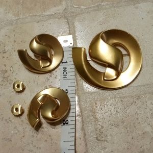 Gold tone vintage brooch with matching earrings